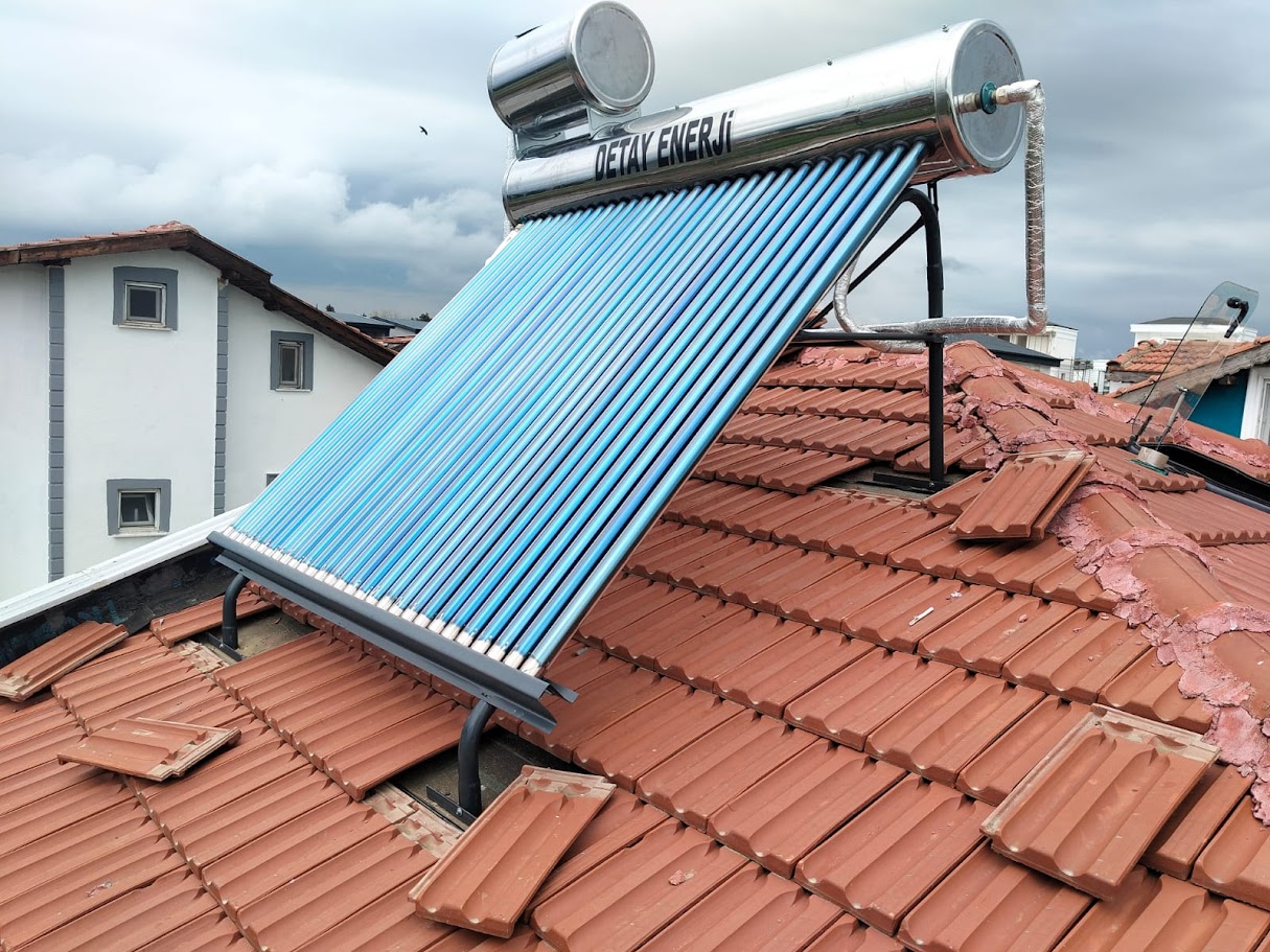 Kiremitli çatıda kurulu vakum tüplü güneş enerjisi sistemi, krom paslanmaz depo