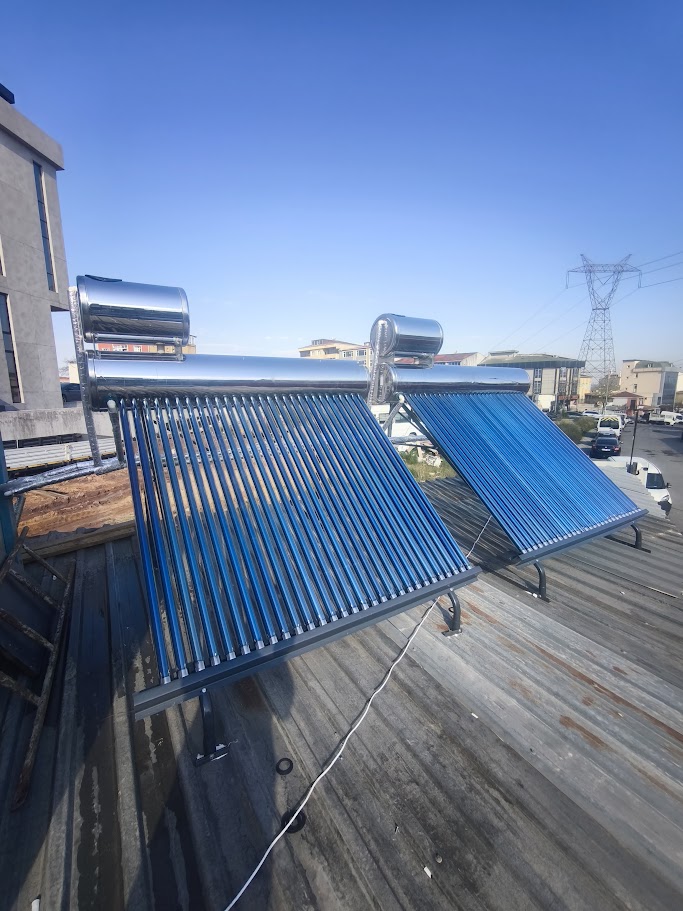 İkili vakum tüplü sistem montajı, mavi gökyüzü altında parlayan krom depolar